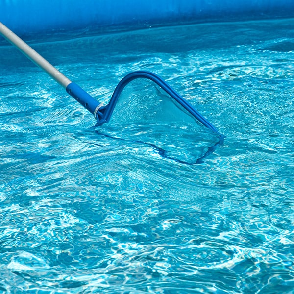 pulizia-della-piscina-da-incrostazioni-montecchio